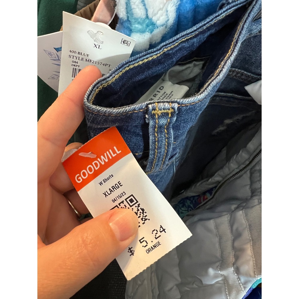 Torrid Distressed Denim Shorts Medium Wash Frayed Raw Hem Size 18